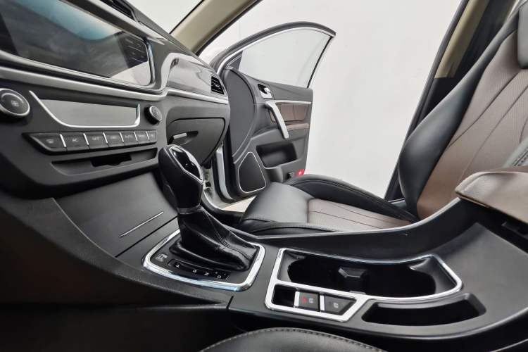 Used Geely Auto Emgrand 2017 Hatchback RS Million Edition 1.5L CVT Upward Version Interior 7