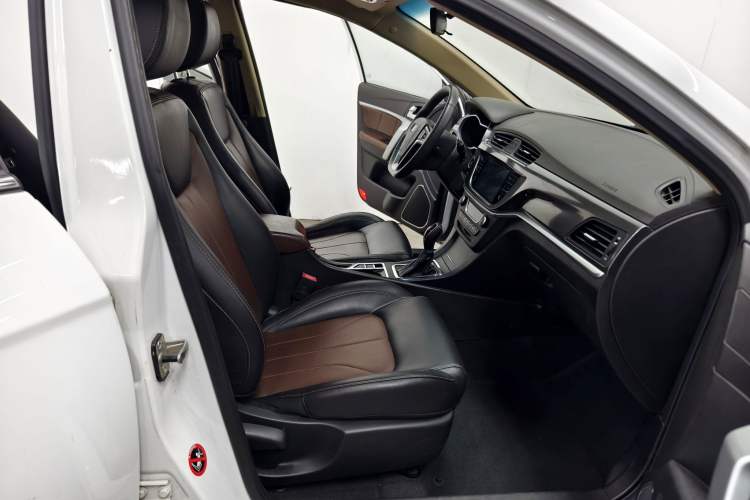 Used Geely Auto Emgrand 2017 Hatchback RS Million Edition 1.5L CVT Upward Version Interior 9