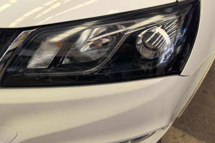 Used Geely Auto Emgrand 2017 Sedan Million Edition 1.5L CVT Upward Version Left Front Headlight