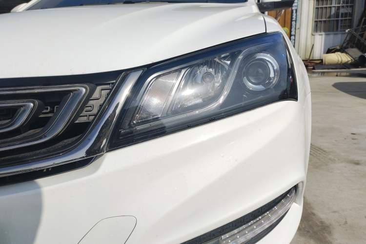 Used Geely Auto Emgrand 2017 Sedan Million Edition 1.5L CVT Upward Connectivity Version Left Front Headlight