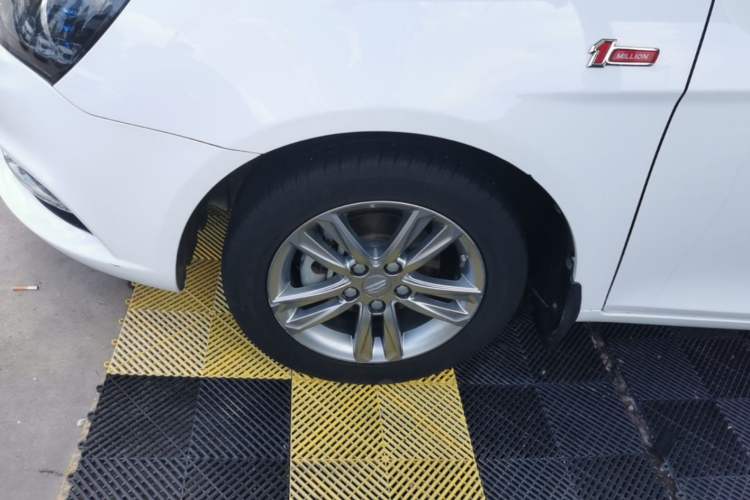 Used Geely Auto Emgrand 2017 Sedan Million Edition 1.5L CVT Upward Version Left Front Wheel Hub