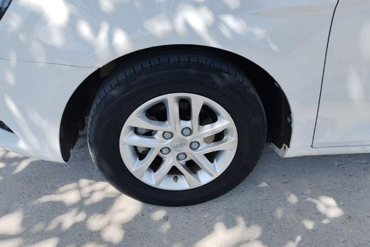 Used Geely Auto Emgrand 2017 Sedan Million Edition 1.5L CVT Luxury Model Left Front Wheel Hub