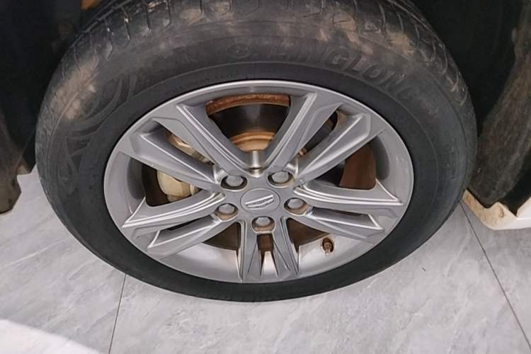 Used Geely Auto Emgrand 2017 Sedan Million Edition 1.5L Manual Upward Connect Version Left Front Wheel Hub