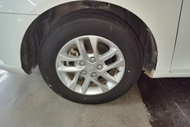 Used Geely Auto Emgrand 2017 Sedan Million Edition 1.5L CVT Luxury Model Left Front Wheel Hub