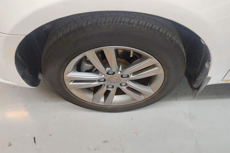 Used Geely Auto Emgrand 2017 Sedan Million Edition 1.5L Manual Upward Connect Version Left Front Wheel Hub