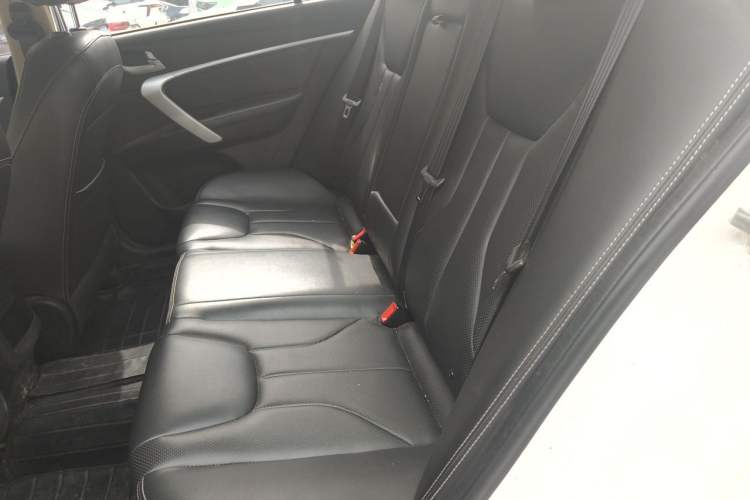 Used Geely Auto Emgrand 2017 Sedan Million Edition 1.5L Manual Upward Connect Version Left Rear Seat