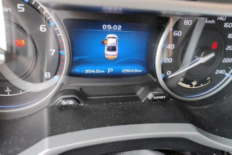 Used Geely Auto Emgrand 2017 Sedan Million Edition 1.5L CVT Upward Version Odometer Close Up