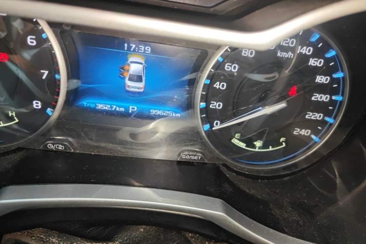 Used Geely Auto Emgrand 2017 Sedan Million Edition 1.5L CVT Upward Version Odometer Close Up