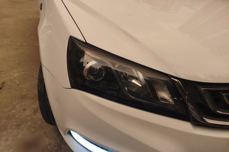 Used Geely Auto Emgrand 2017 Sedan Million Edition 1.5L Manual Upward Connect Version Right Front Headlight