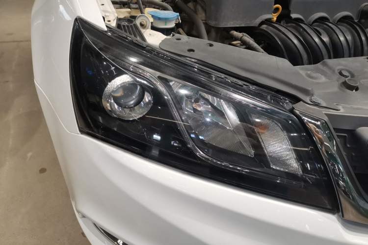 Used Geely Auto Emgrand 2017 Sedan Million Edition 1.5L CVT Upward Connectivity Version Right Front Headlight