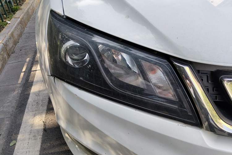 Used Geely Auto Emgrand 2017 Sedan Million Edition 1.5L CVT Upward Connectivity Version Right Front Headlight