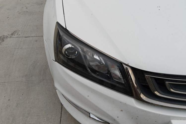 Used Geely Auto Emgrand 2017 Sedan Million Edition 1.5L CVT Upward Version Right Front Headlight