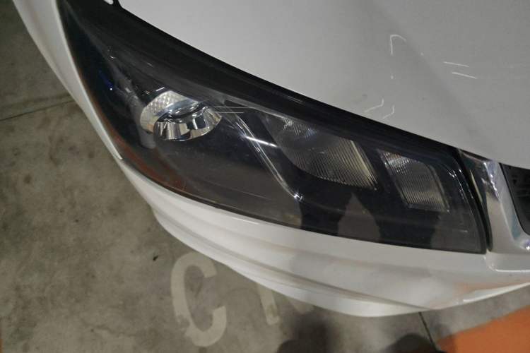Used Geely Auto Emgrand 2017 Sedan Million Edition 1.5L Manual Luxury Model Right Front Headlight