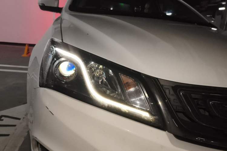 Used Geely Auto Emgrand 2017 Sedan Million Edition 1.5L CVT Upward Connectivity Version Right Front Headlight