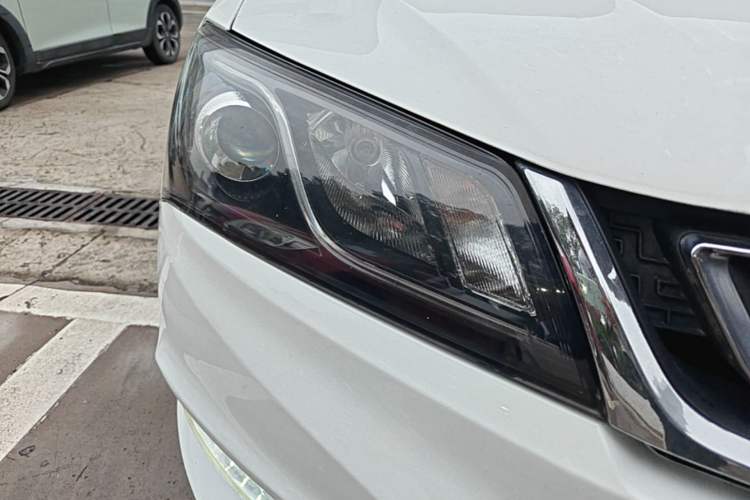 Used Geely Auto Emgrand 2017 Sedan Million Edition 1.5L CVT Upward Version Right Front Headlight