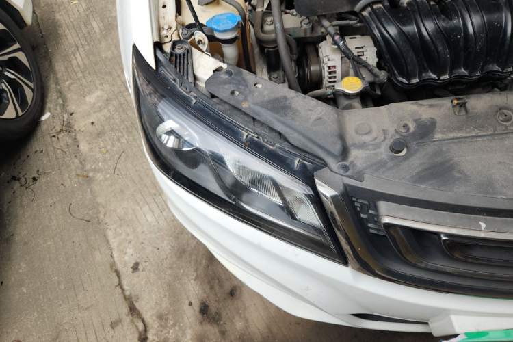 Used Geely Auto Emgrand 2017 Sedan Million Edition 1.5L CVT Upward Version Right Front Headlight