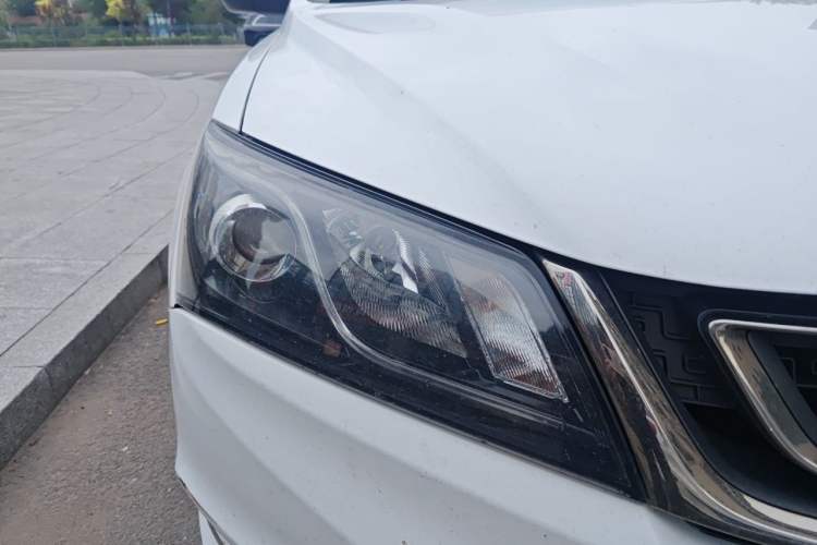 Used Geely Auto Emgrand 2017 Sedan Million Edition 1.5L Manual Upward Connect Version Right Front Headlight