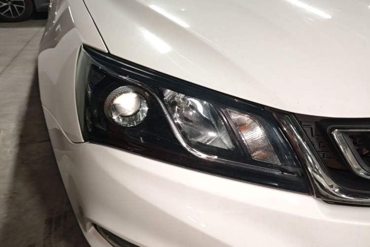 Used Geely Auto Emgrand 2017 Sedan Million Edition 1.5L CVT Upward Version Right Front Headlight