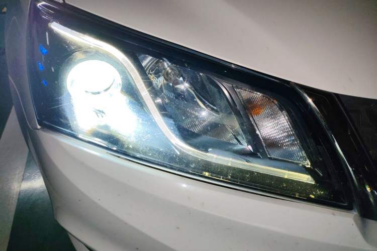 Used Geely Auto Emgrand 2017 Sedan Million Edition 1.5L CVT Upward Connectivity Version Right Front Headlight