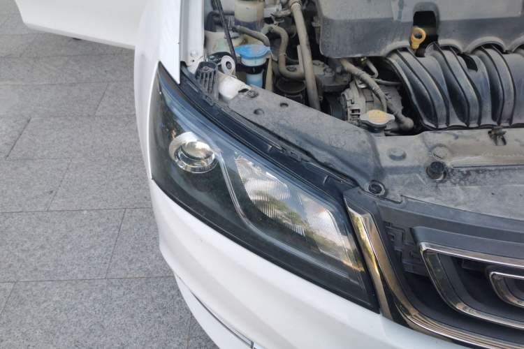 Used Geely Auto Emgrand 2017 Sedan Million Edition 1.5L CVT Upward Version Right Front Headlight