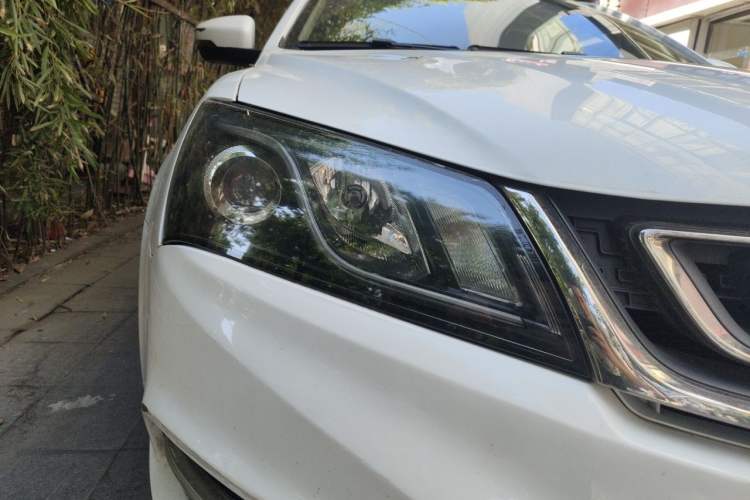 Used Geely Auto Emgrand 2017 Sedan Million Edition 1.5L CVT Upward Version Right Front Headlight