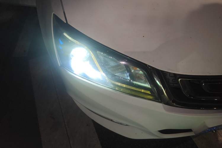 Used Geely Auto Emgrand 2017 Sedan Million Edition 1.5L Manual Luxury Model Right Front Headlight