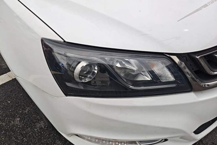 Used Geely Auto Emgrand 2017 Sedan Million Edition 1.5L CVT Upward Version Right Front Headlight