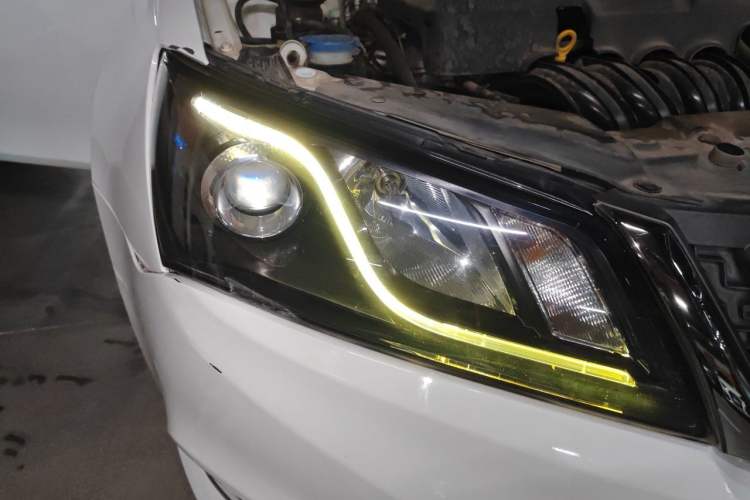 Used Geely Auto Emgrand 2017 Sedan Million Edition 1.5L Manual Upward Connect Version Right Front Headlight