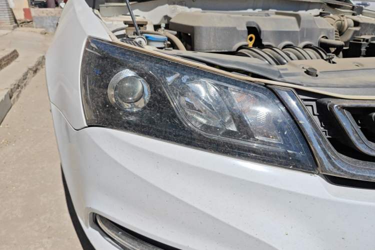Used Geely Auto Emgrand 2017 Sedan Million Edition 1.5L CVT Upward Connectivity Version Right Front Headlight