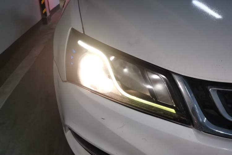 Used Geely Auto Emgrand 2017 Sedan Million Edition 1.5L CVT Upward Connectivity Version Right Front Headlight