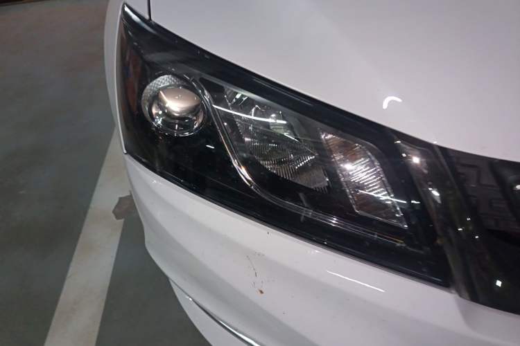 Used Geely Auto Emgrand 2017 Sedan Million Edition 1.5L CVT Upward Version Right Front Headlight