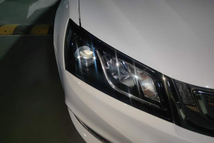 Used Geely Auto Emgrand 2017 Sedan Million Edition 1.5L CVT Luxury Model Right Front Headlight