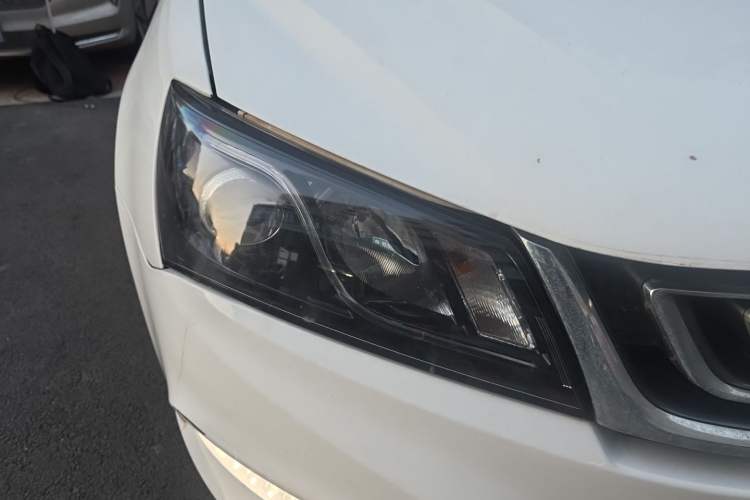 Used Geely Auto Emgrand 2017 Sedan Million Edition 1.5L CVT Upward Version Right Front Headlight