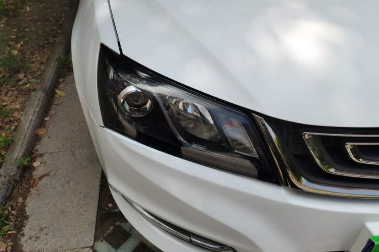Used Geely Auto Emgrand 2017 Sedan Million Edition 1.5L CVT Upward Connectivity Version Right Front Headlight