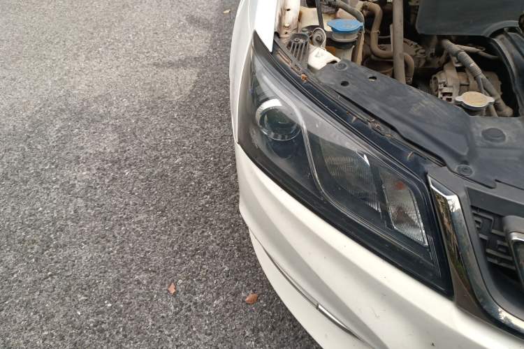 Used Geely Auto Emgrand 2017 Sedan Million Edition 1.5L CVT Upward Connectivity Version Right Front Headlight