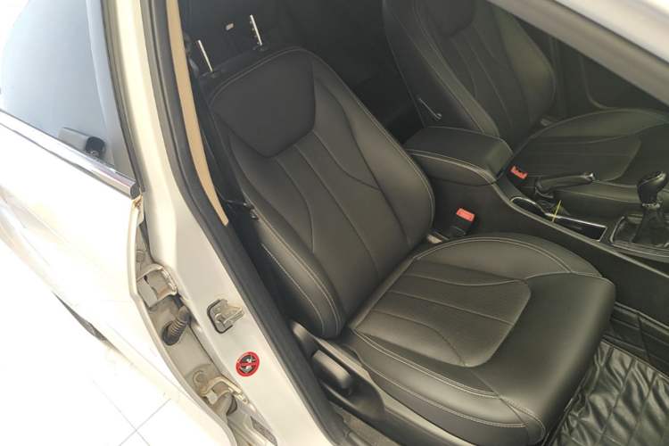 Used Geely Auto Emgrand 2017 Sedan Million Edition 1.5L Manual Upward Connect Version Right Front Seat