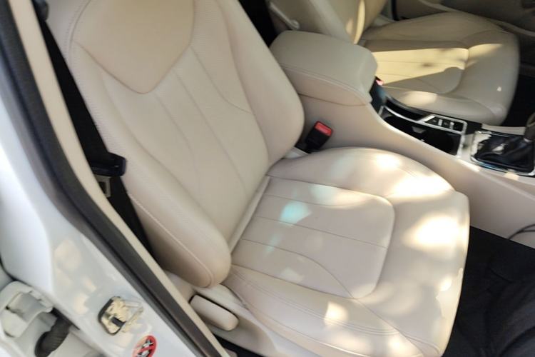 Used Geely Auto Emgrand 2017 Sedan Million Edition 1.5L CVT Luxury Model Right Front Seat