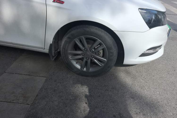 Used Geely Auto Emgrand 2017 Sedan Million Edition 1.5L Manual Upward Connect Version Right Front Wheel Hub