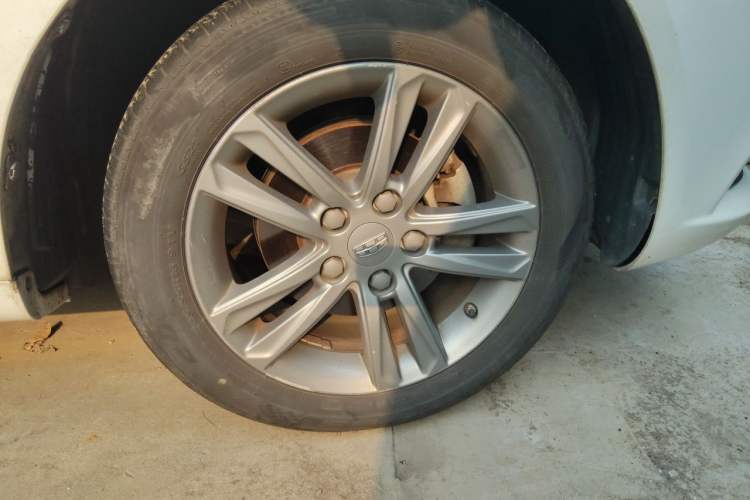 Used Geely Auto Emgrand 2017 Sedan Million Edition 1.5L CVT Luxury Model Right Front Wheel Hub
