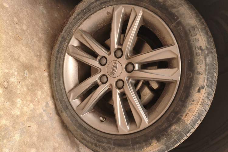 Used Geely Auto Emgrand 2017 Sedan Million Edition 1.5L Manual Upward Connect Version Right Front Wheel Hub