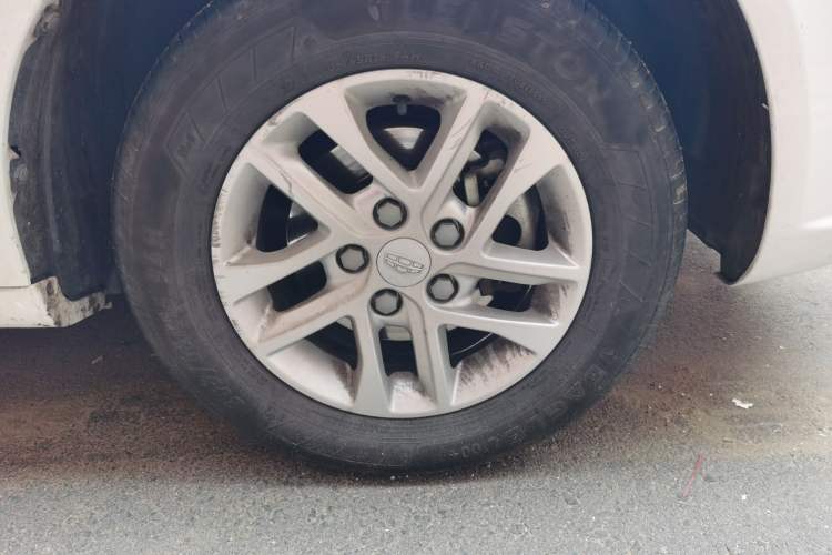 Used Geely Auto Emgrand 2017 Sedan Million Edition 1.5L Manual Luxury Model Right Front Wheel Hub