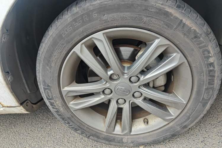 Used Geely Auto Emgrand 2017 Sedan Million Edition 1.5L Manual Upward Connect Version Right Front Wheel Hub