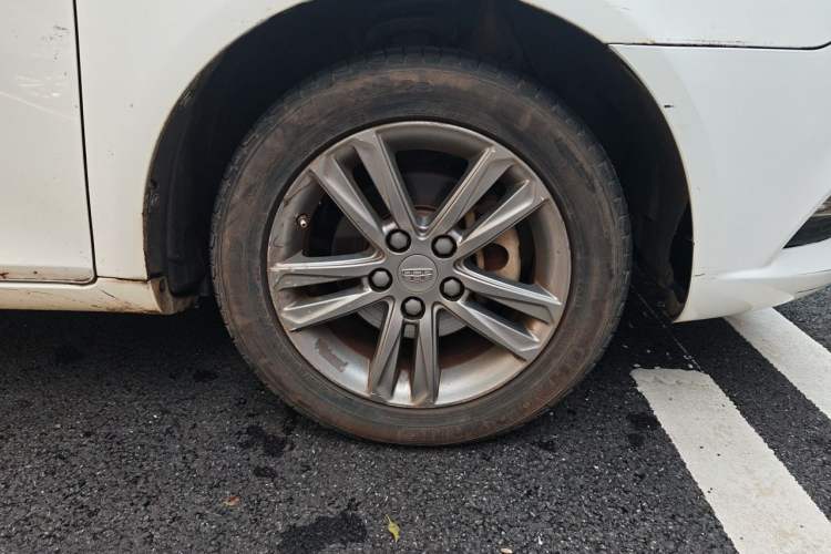 Used Geely Auto Emgrand 2017 Sedan Million Edition 1.5L CVT Luxury Model Right Front Wheel Hub