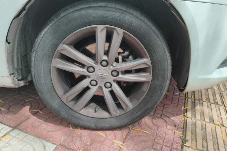 Used Geely Auto Emgrand 2017 Sedan Million Edition 1.5L Manual Upward Connect Version Right Front Wheel Hub