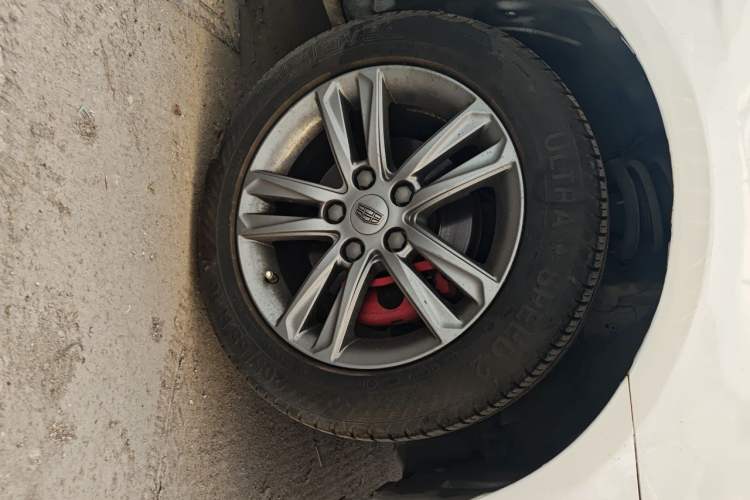 Used Geely Auto Emgrand 2017 Sedan Million Edition 1.3T Manual Top-Grade Version Right Front Wheel Hub