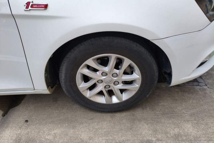 Used Geely Auto Emgrand 2017 Sedan Million Edition 1.5L CVT Luxury Model Right Front Wheel Hub