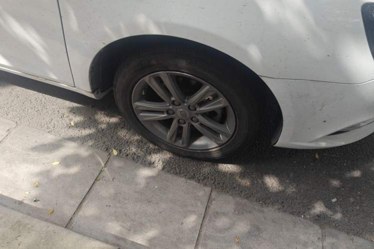 Used Geely Auto Emgrand 2017 Sedan Million Edition 1.5L Manual Upward Connect Version Right Front Wheel Hub
