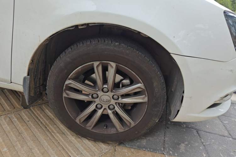 Used Geely Auto Emgrand 2017 Sedan Million Edition 1.5L Manual Upward Connect Version Right Front Wheel Hub