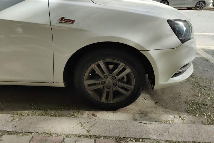 Used Geely Auto Emgrand 2017 Sedan Million Edition 1.5L Manual Upward Connect Version Right Front Wheel Hub