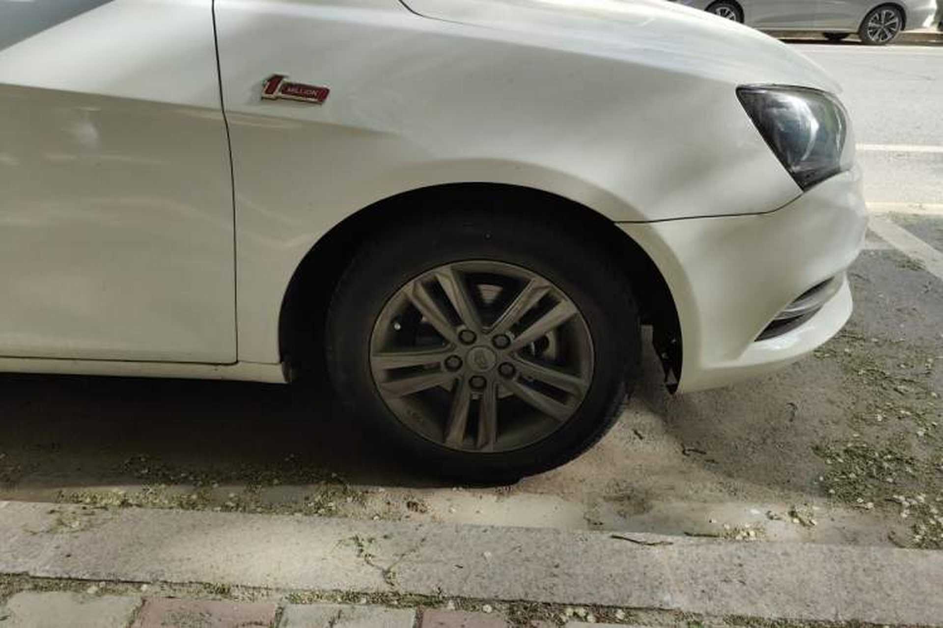 Used Geely Auto Emgrand 2017 Sedan Million Edition 1.5L Manual Upward Connect Version Right Front Wheel Hub